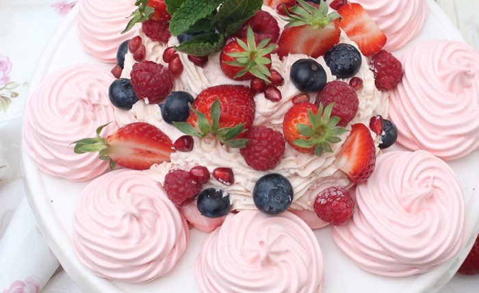 Pavlova mit gemischten Beeren & Mascarpone-Rhabarbercurd-Creme 9