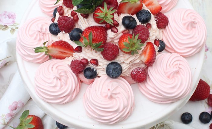 Pavlova mit gemischten beeren & mascarpone-rhabarbercurd-creme 8