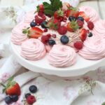 IMG Pavlova mit gemischten Beeren und Mascarpone Rhabarbercurd Creme Titelb