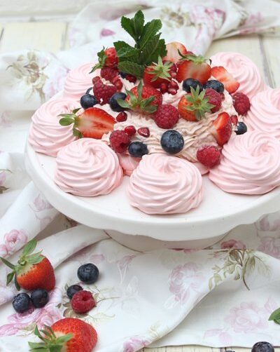 IMG Pavlova mit gemischten Beeren und Mascarpone Rhabarbercurd Creme Titelb
