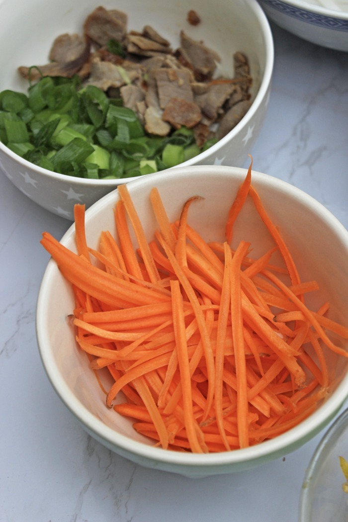 Super leckere pho bo suppe mit gemüse und rindfleisch