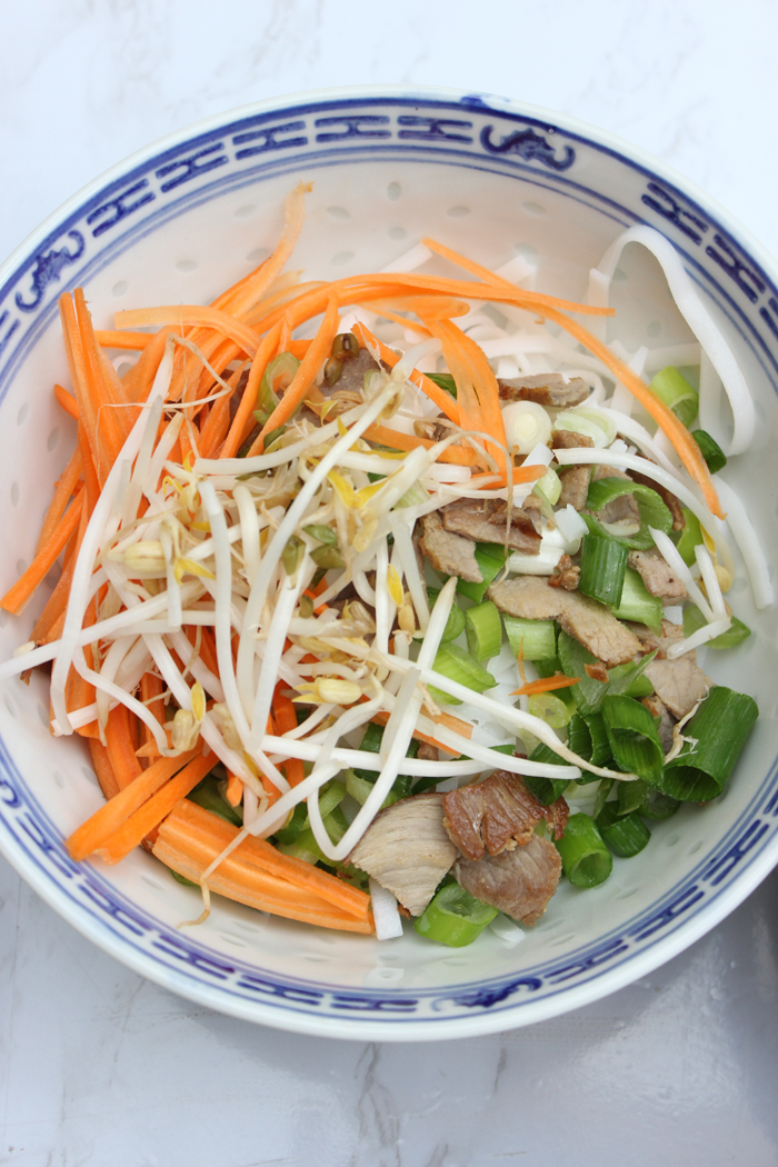Super leckere Pho Bo Suppe mit Gemüse und Rindfleisch
