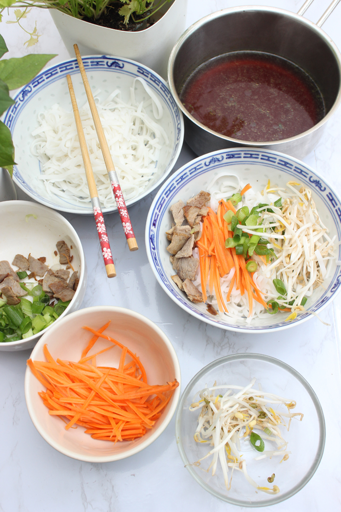 Super leckere Pho Bo Suppe mit Gemüse und Rindfleisch