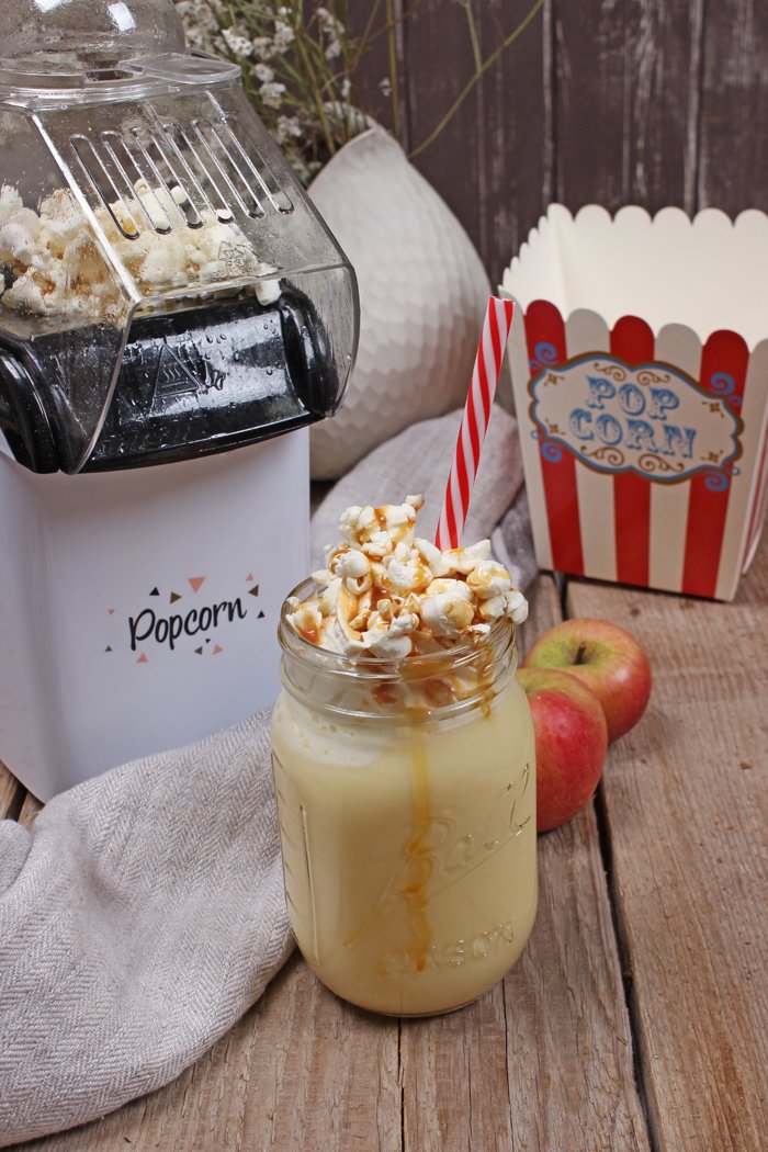 Popcorn-Apfel-Milkshake mit Vanilleeis und Karamellsoße