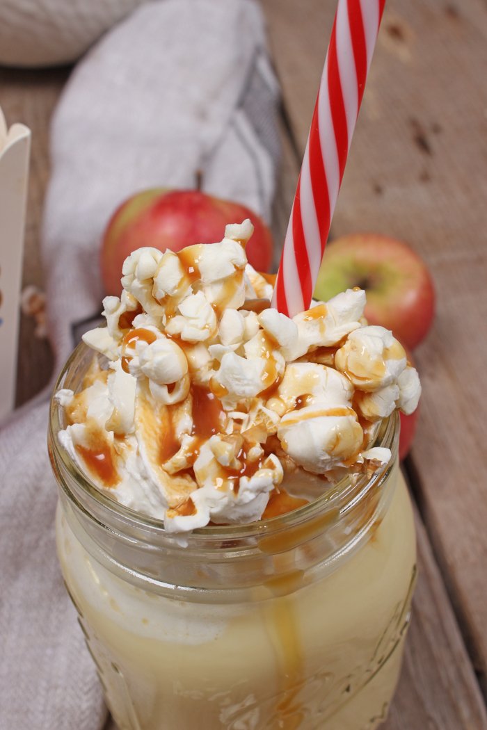 Popcorn-Apfel-Milkshake mit Vanilleeis und Karamellsoße