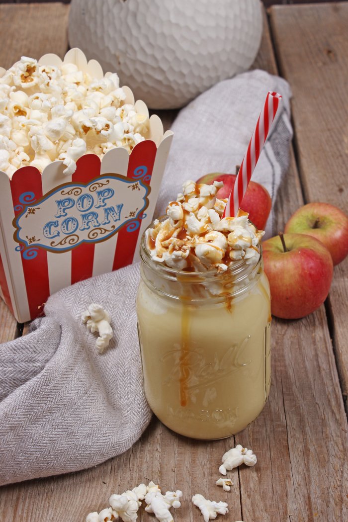 Popcorn-apfel-milkshake mit vanilleeis und karamellsoße