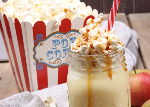 Popcorn-Apfel-Milkshake mit Vanilleeis und Karamellsoße 5