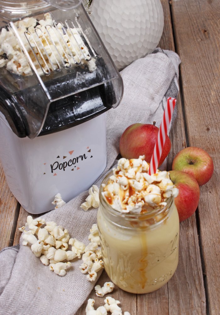 Popcorn-Apfel-Milkshake mit Vanilleeis und Karamellsoße