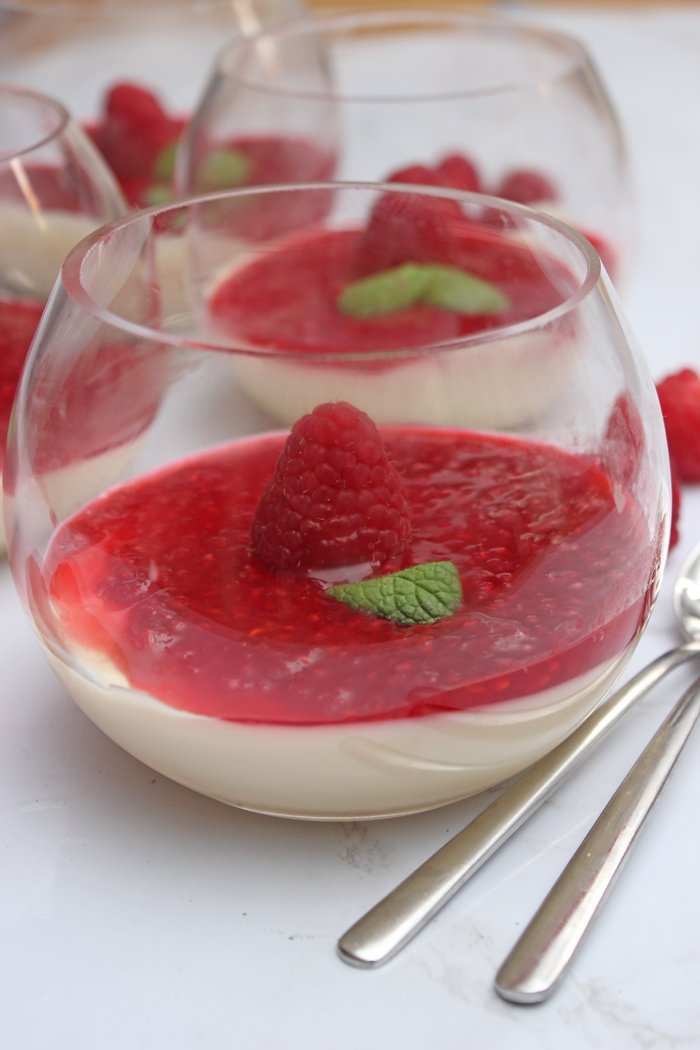 Prosecco-creme mit himbeerkompott - dessert im glas