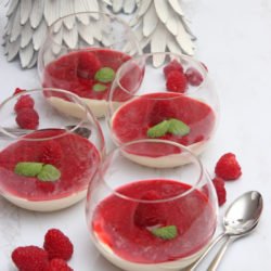 Prosecco-creme mit himbeerkompott - dessert im glas
