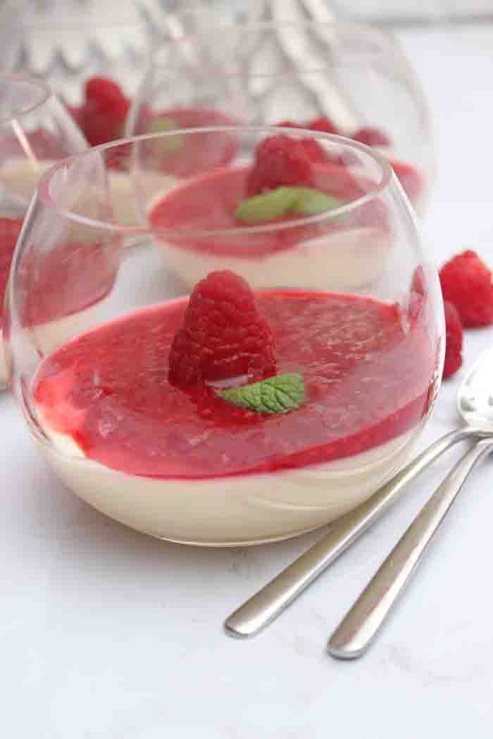Prosecco-Creme mit Himbeerkompott - Dessert im Glas