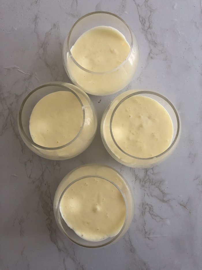 Prosecco-Creme mit Himbeerkompott - Dessert im Glas 