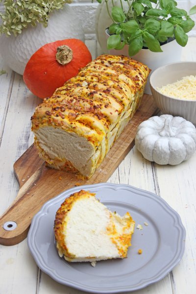 Pumpkin Pull-Apart Bread - Herzhaftes und fluffiges Kürbis-Zupfbrot 6