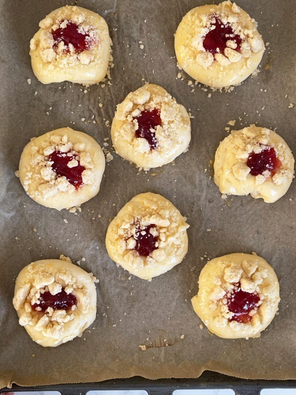 Quarkkuchen-Hefetaler mit Streuseln 