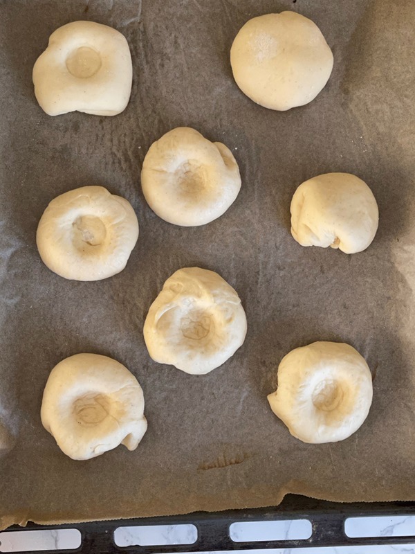 Quarkkuchen-Hefetaler mit Streuseln