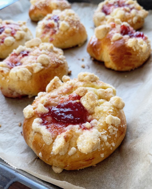 Quarkkuchen-Hefetaler mit Streuseln