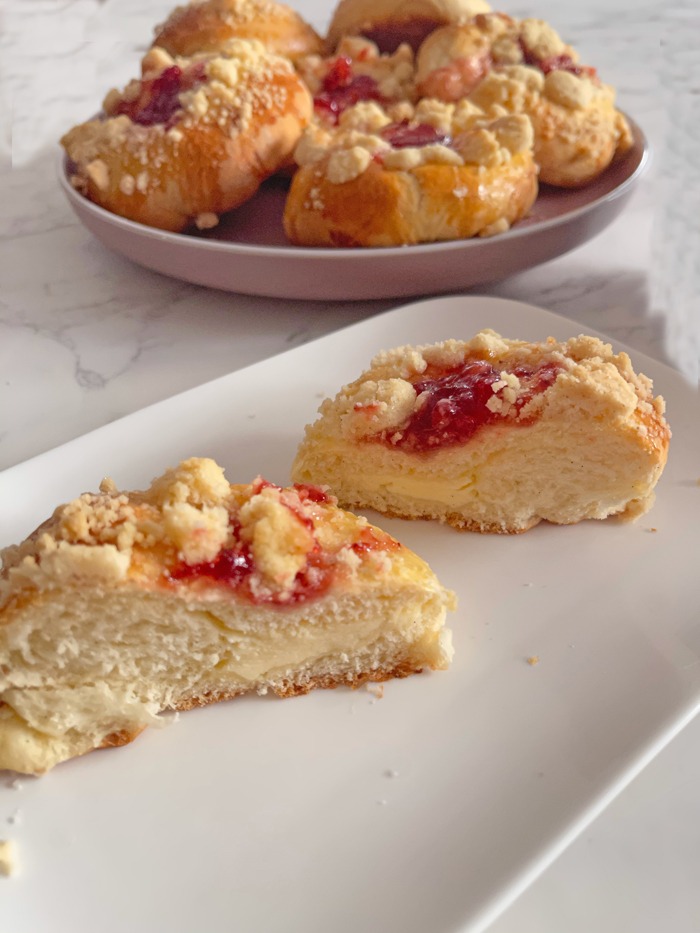 Quarkkuchen-Hefetaler mit Streuseln