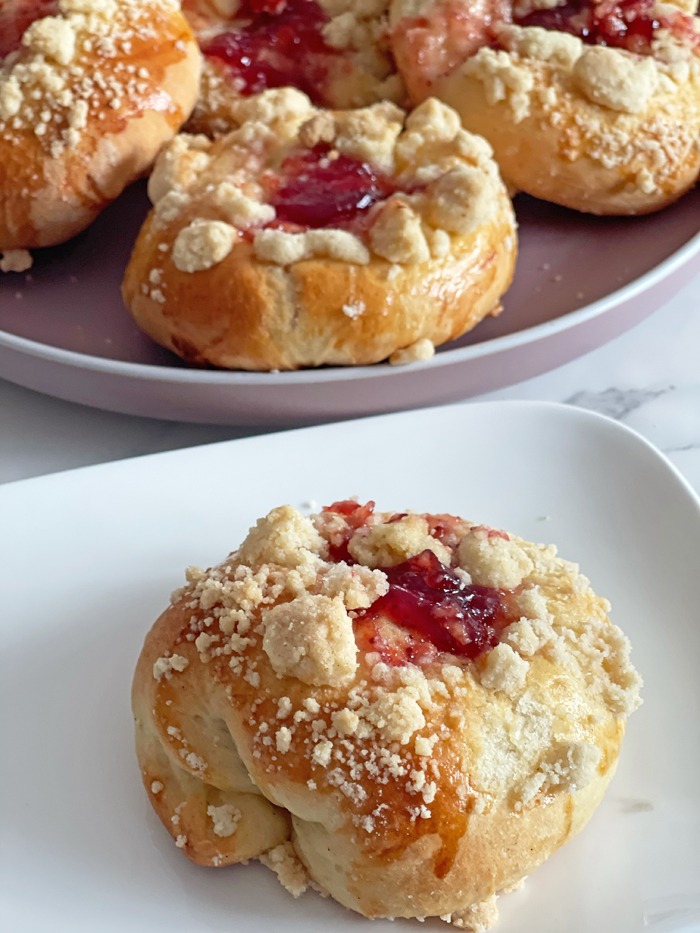 Super leckere gefüllte Quarkkuchen-Hefetaler mit Streuseln