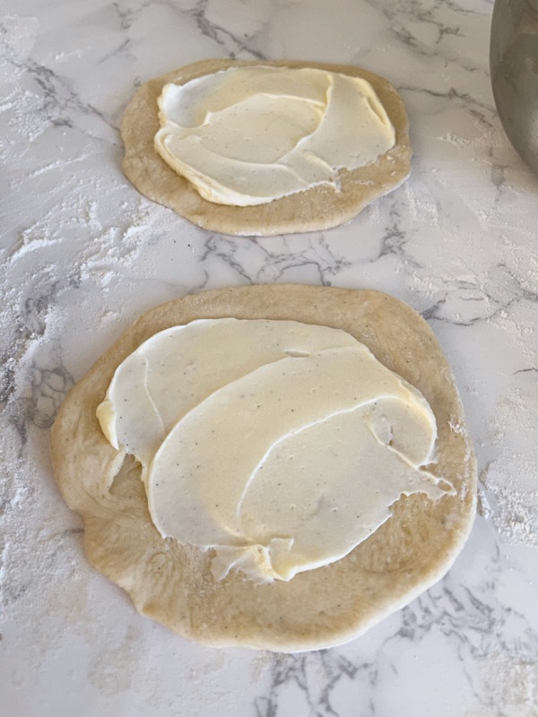 Quarkkuchen-Hefetaler mit Streuseln