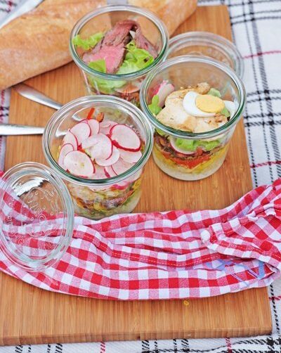 IMG Quinoa Rohkost Salat mit Hähnchen und Joghurtdessing im Glas