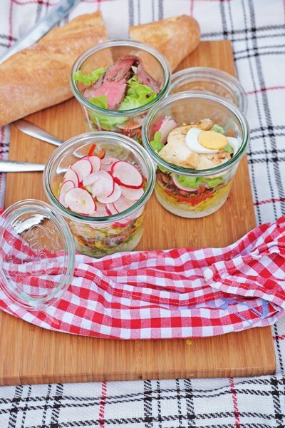 Quinoa-rohkost-salat mit hähnchen und joghurtdessing im glas mit gefu 2