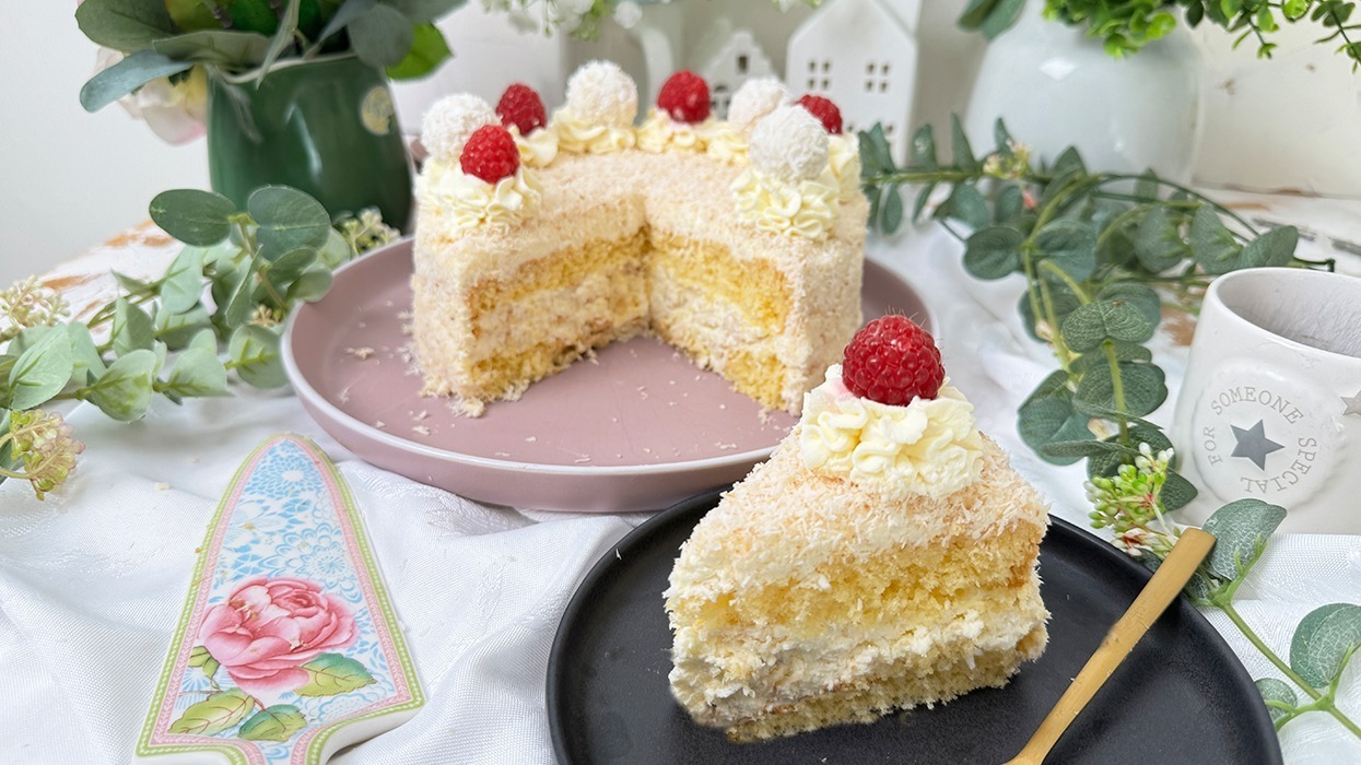 IMG Raffaello Torte Rezept mit Himbeer Deko 07