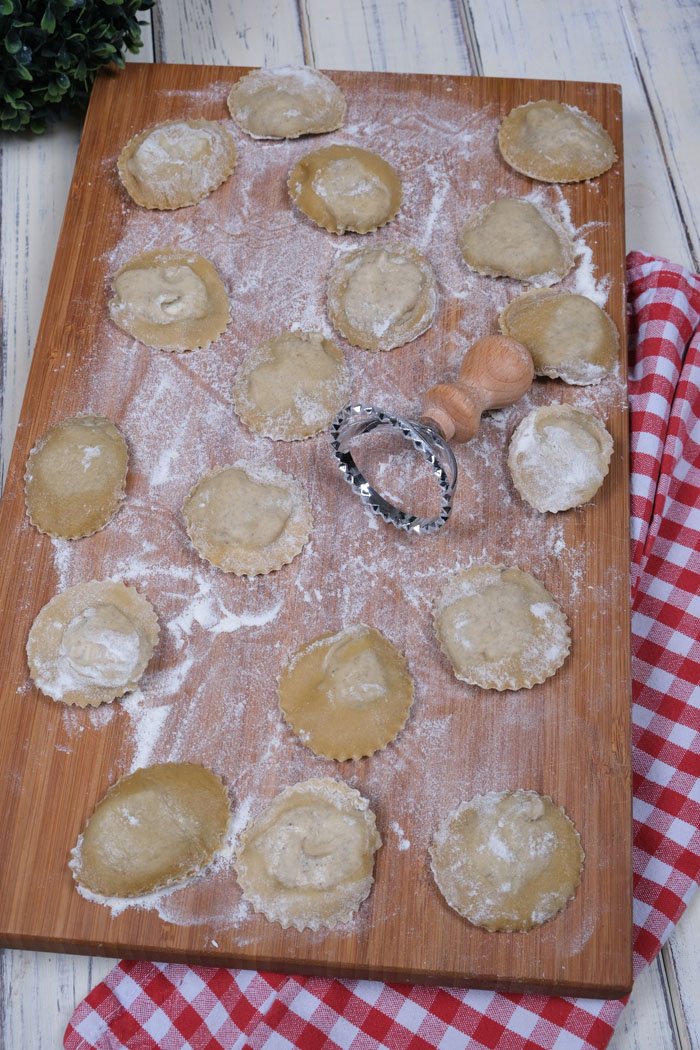 Ravioli mit Ricotta-Parmesan-Kräuterfüllung mit Trüffelsauce