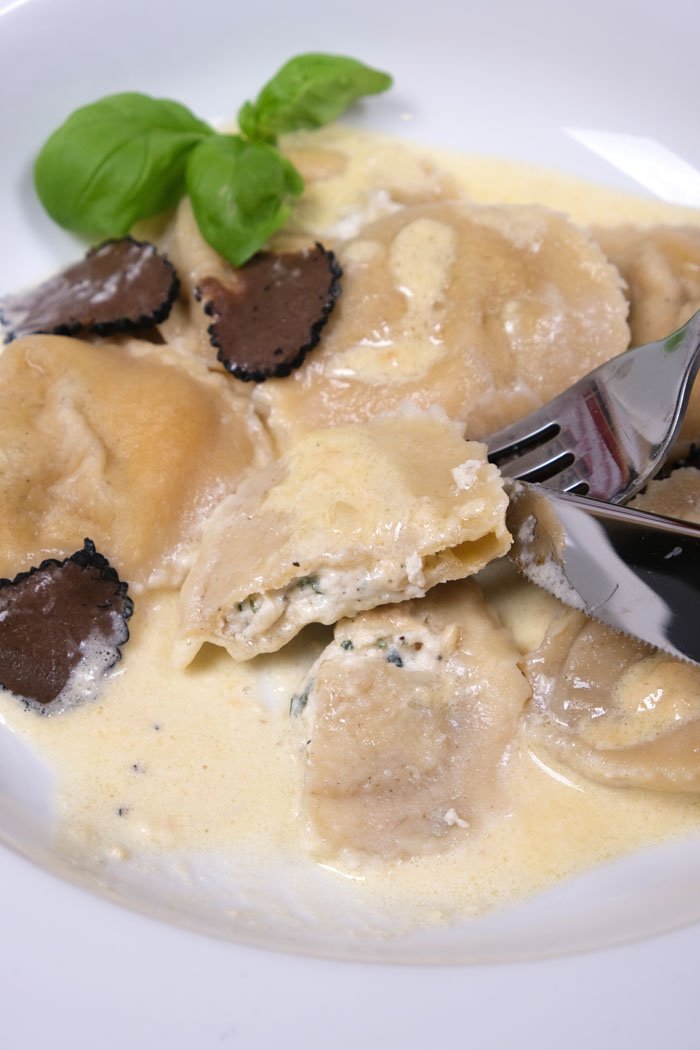 Ravioli mit Ricotta-Parmesan-Kräuterfüllung mit Trüffelsauce
