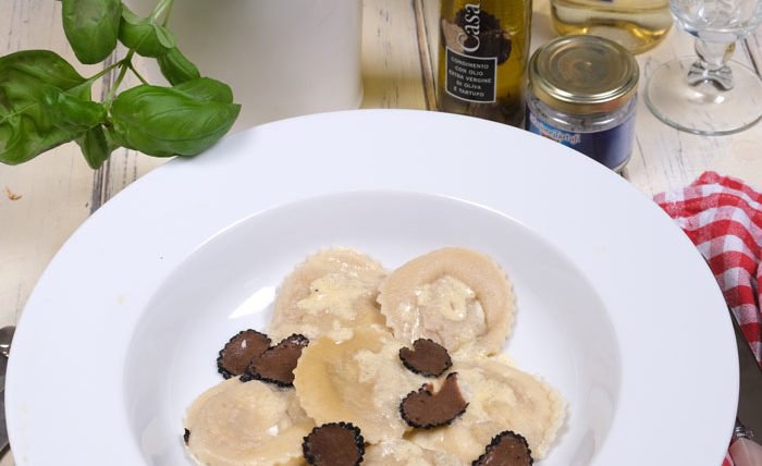 IMG Ravioli gefüllt mit Ricotta Parmesan Kräuter Füllung und Trüffelsauce 5