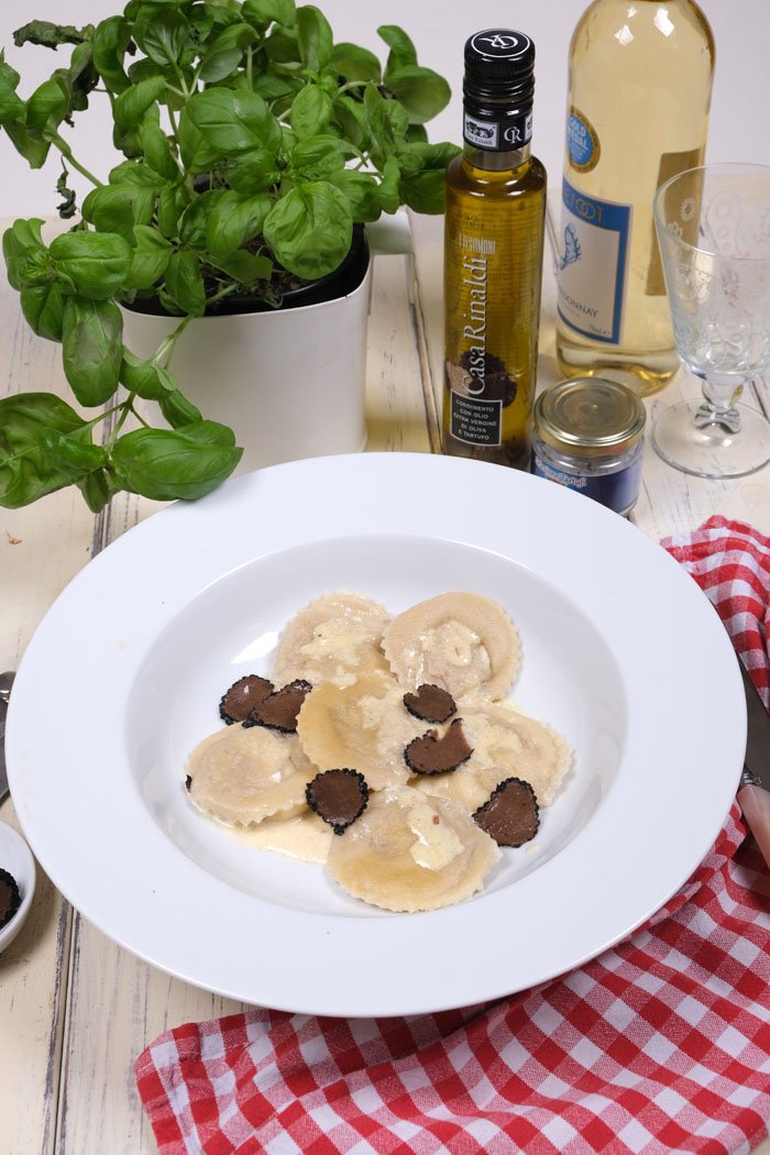 Ravioli mit Ricotta-Parmesan-Kräuterfüllung und Trüffelsauce 18
