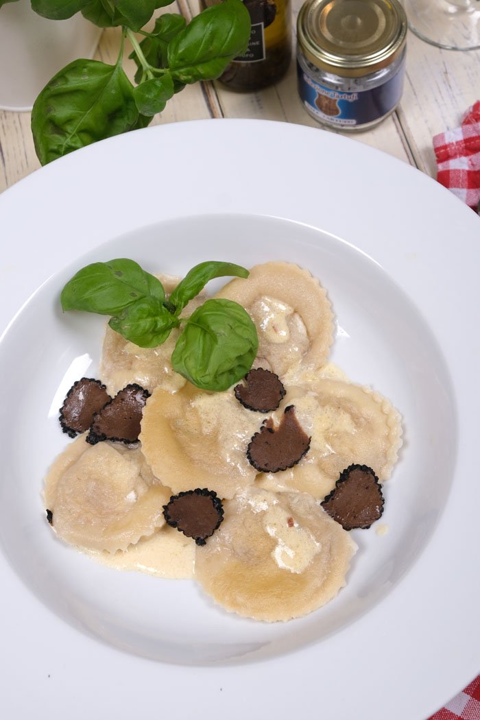 Ravioli mit Ricotta-Parmesan-Kräuterfüllung mit Trüffelsauce