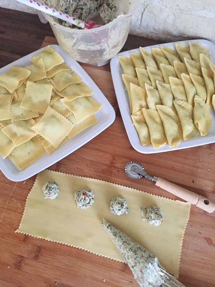 Ravioli mit ricotta-parmesan-kräuterfüllung mit trüffelsauce