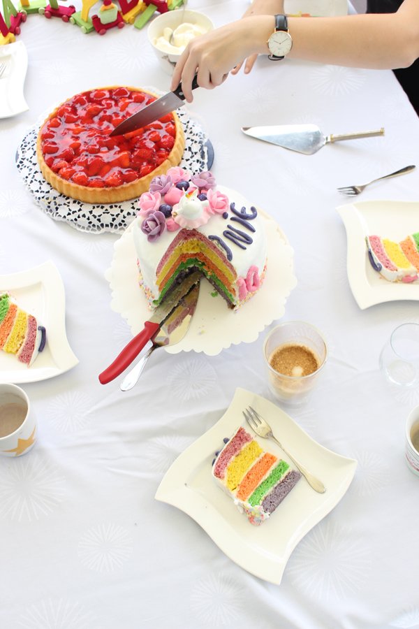 Regenbogen-einhorn-torte zum geburtstag und café royal