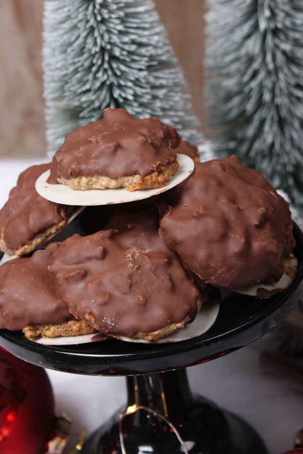 Klassisches Elisenlebkuchen Rezept mit Schokolade überzogen 2