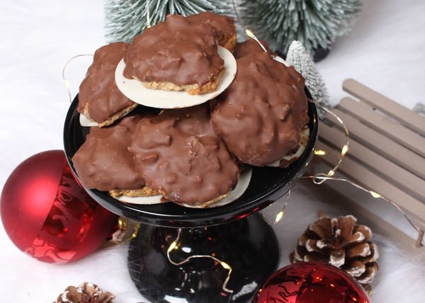 Bratapfelkuchen gefüllt mit Nüssen und Marzipan zu Weihnachten
