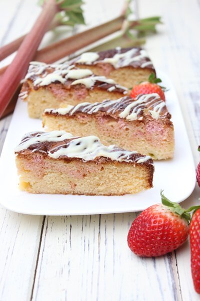 IMG Rhabarber Blondies mit Le Biscuit Rose Titelbild