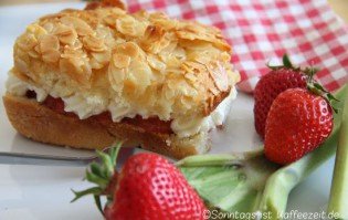 Rhabarber-Erdbeere Bienenstich Kuchen Rhabarber-Erdbeere Bienenstich Kuchen