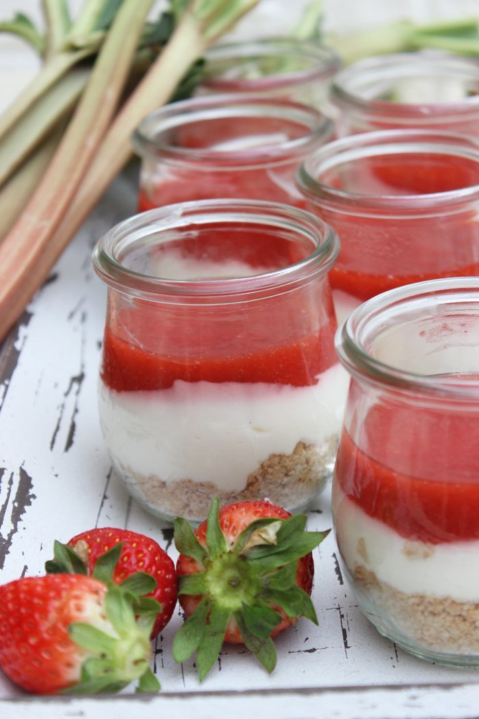 Erdbeer-rhabarber-cheesecake im glas