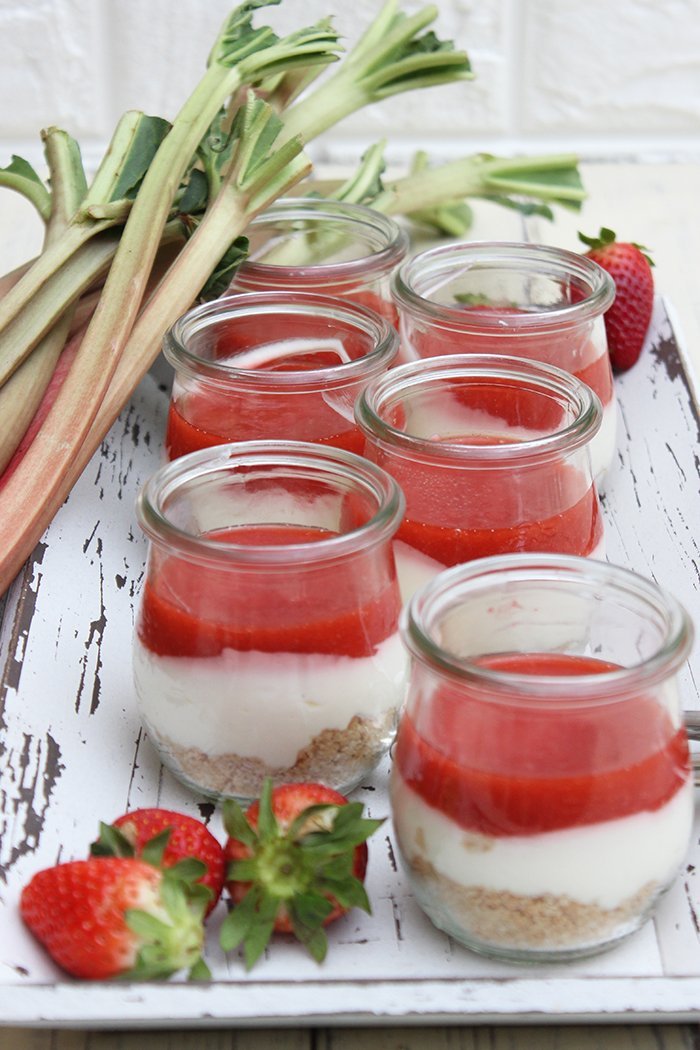 Erdbeer-rhabarber-cheesecake im glas