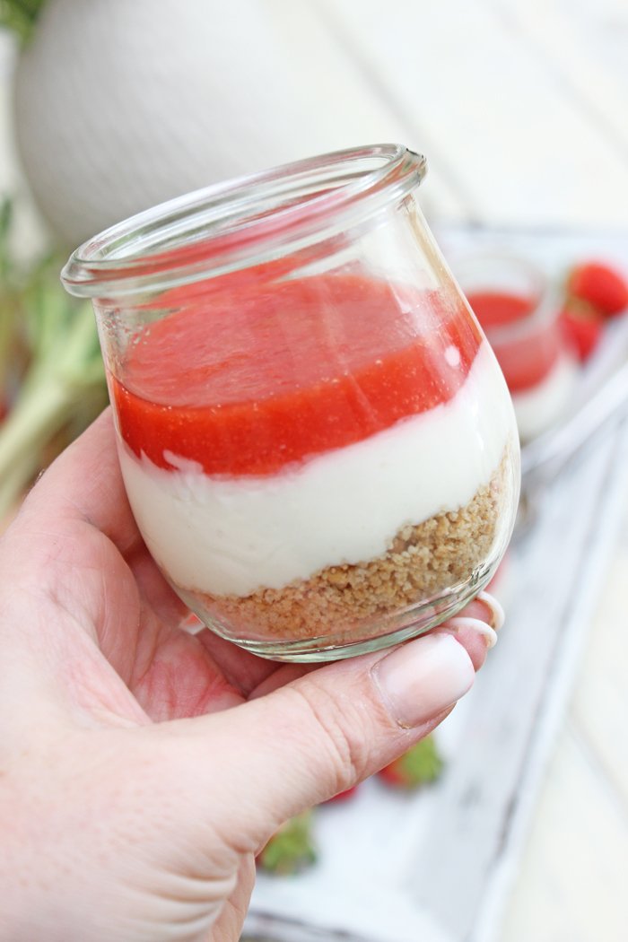 Erdbeer-rhabarber-cheesecake im glas
