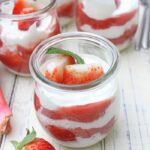 IMG Rhabarber Erdbeer Kompott mit Skyr Dessert im Glas