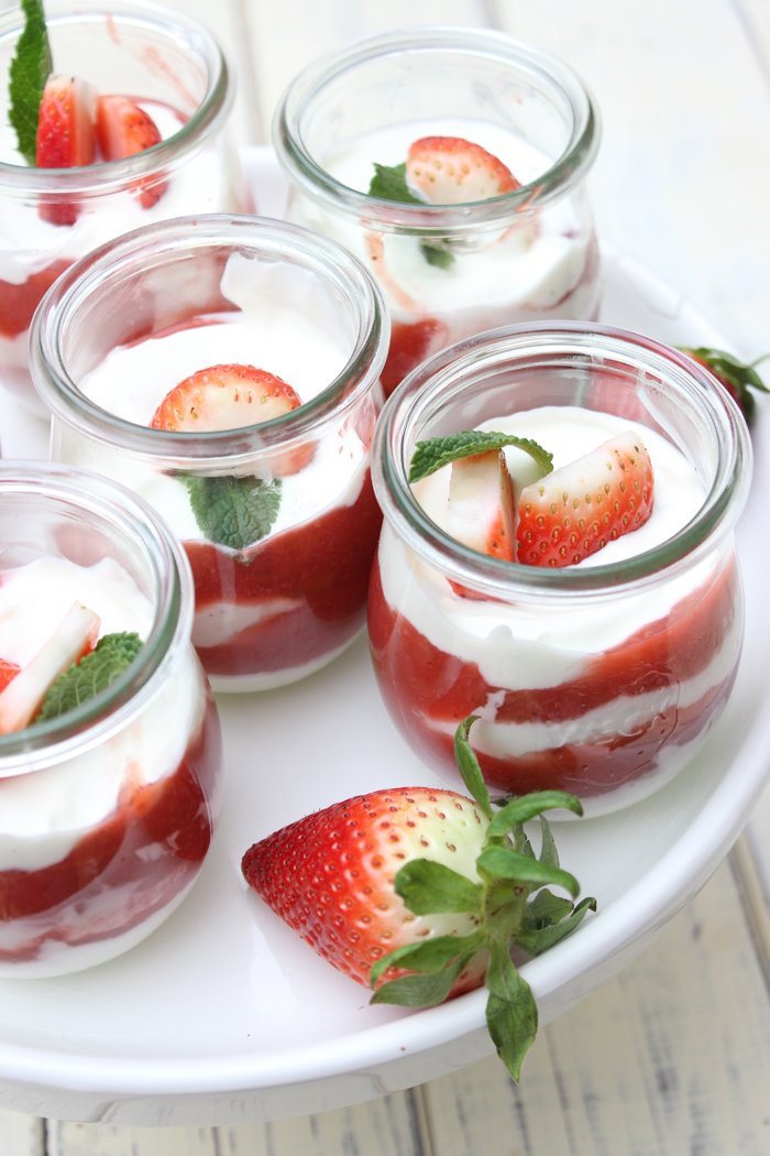 Rhabarber-Erdbeer-Kompott mit Skyr Dessert im Glas
