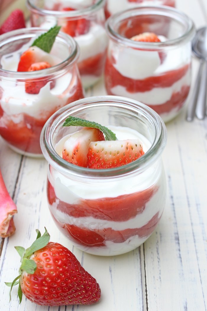 Rhabarber-Erdbeer-Kompott mit Skyr Dessert im Glas