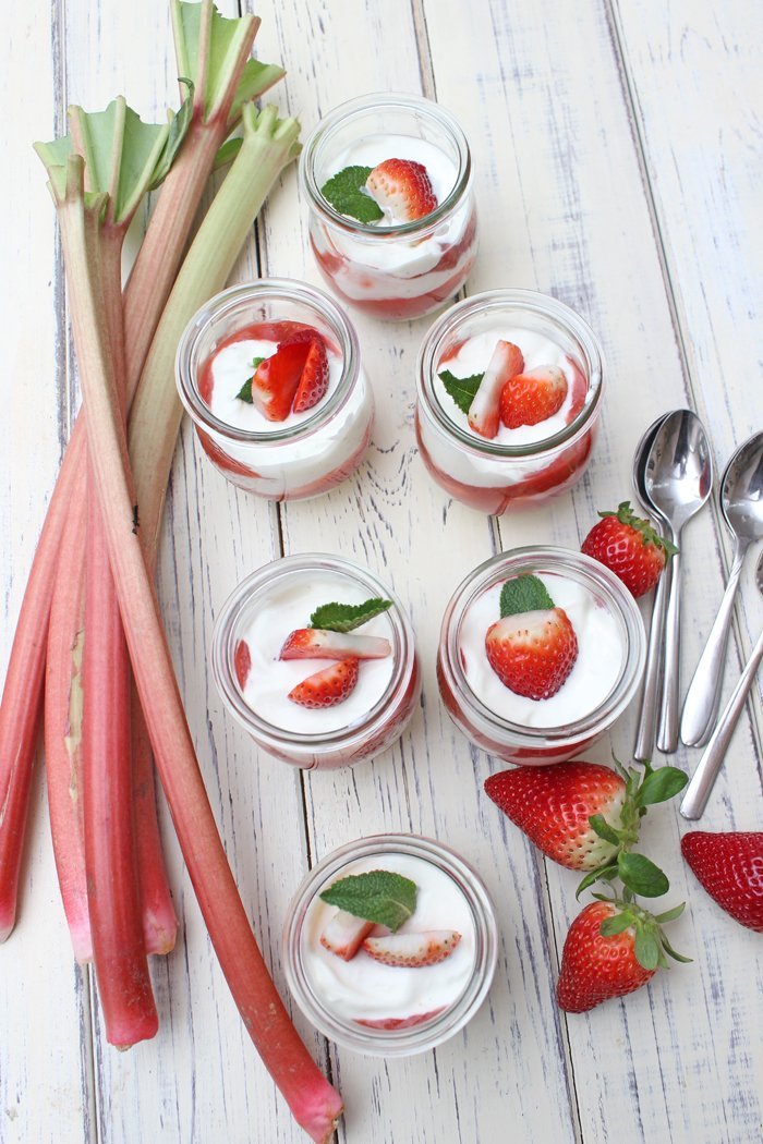 Rhabarber-Erdbeer-Kompott mit Skyr Dessert im Glas