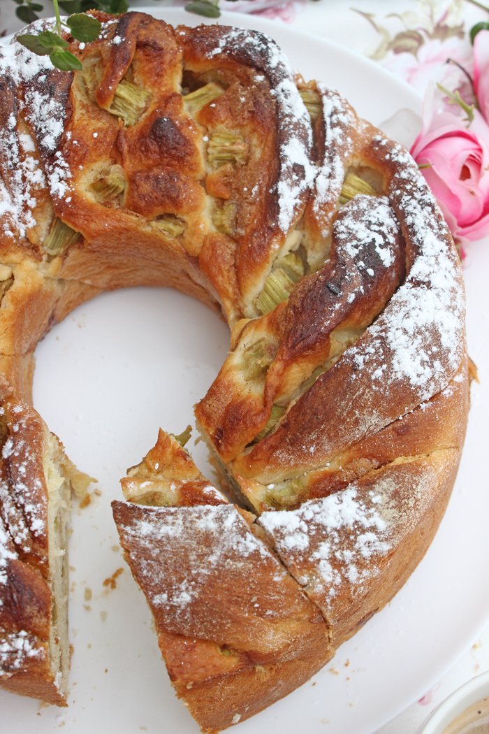 Super fruchtiger und leckerer rhabarber-swirl-kuchen 3