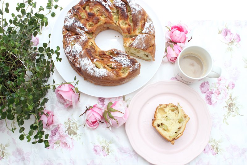 Super fruchtiger und leckerer rhabarber-swirl-kuchen 2
