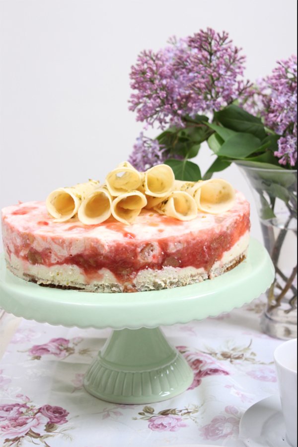 Cremiger Rhabarber-Topfenmousse-Torte mit Hippenröllchen