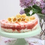IMG Rhabarber Topfenmousse Torte mit Hippenröllchen Rezept