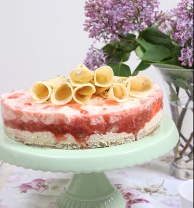 IMG Rhabarber Topfenmousse Torte mit Hippenröllchen Rezept
