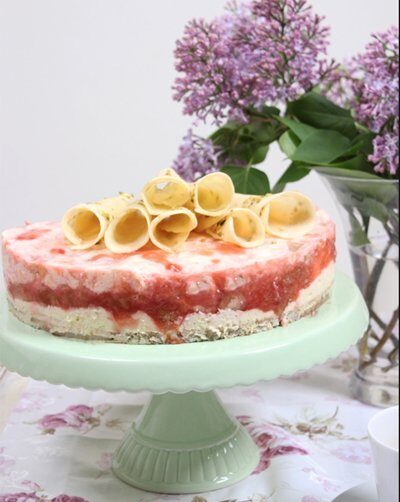 IMG Rhabarber Topfenmousse Torte mit Hippenröllchen Rezept